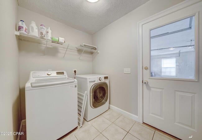 Building Photo - 415 Hidden Island Dr