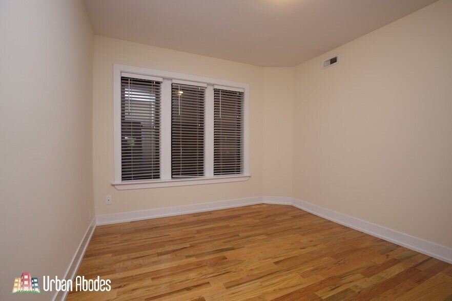 Building Photo - 3522 N Racine Ave