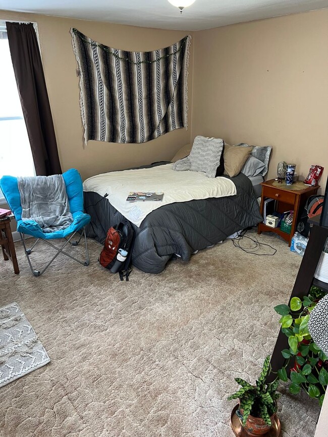 Building Photo - Great location 4 bedroom, 2 bathroom house...