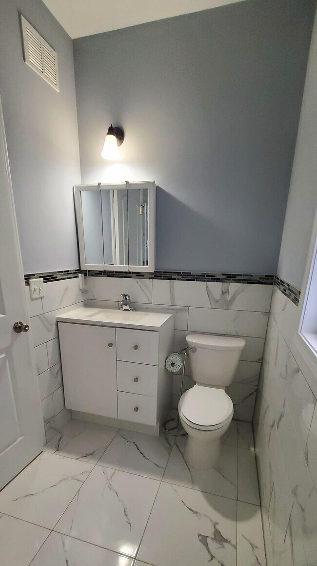 Building Photo - 220 WILLIAM St