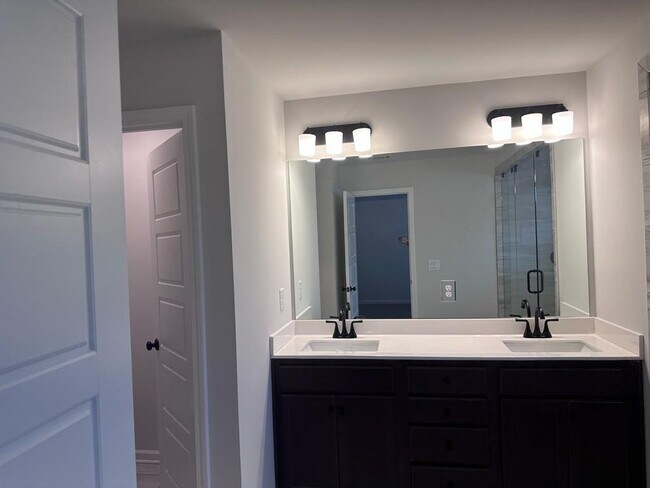 Master bathroom - 4611 Cypress Landing Way