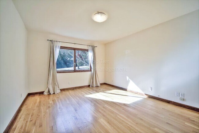 Building Photo - Luxurious 4 bed / 3.5 bath / 3,276 sqft Ho...