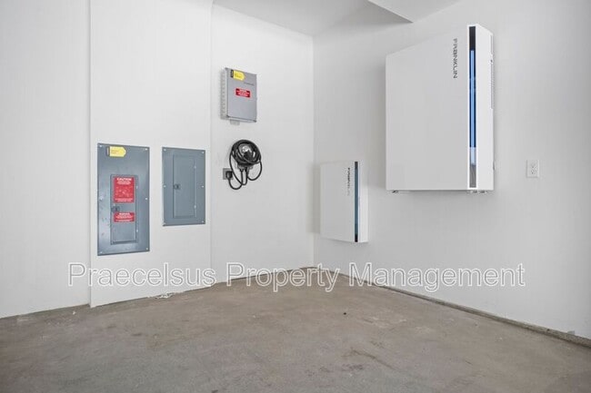Building Photo - 824 Makani St
