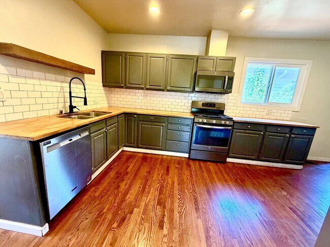 Building Photo - Amazing 3 Bedroom, 2 Bath Home with Gated Entry and Extra Studio