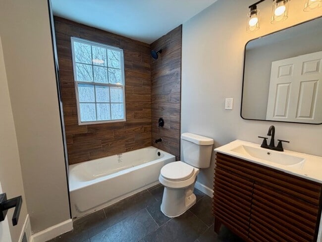 Building Photo - For Lease : 5 bedroom 1 1/2 bathroom fully renovated home in nice area. Call KPM 313-429-3244