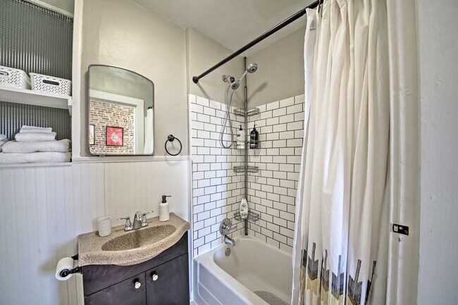 Building Photo - Surprisingly Spacious Apartment with ALL u...