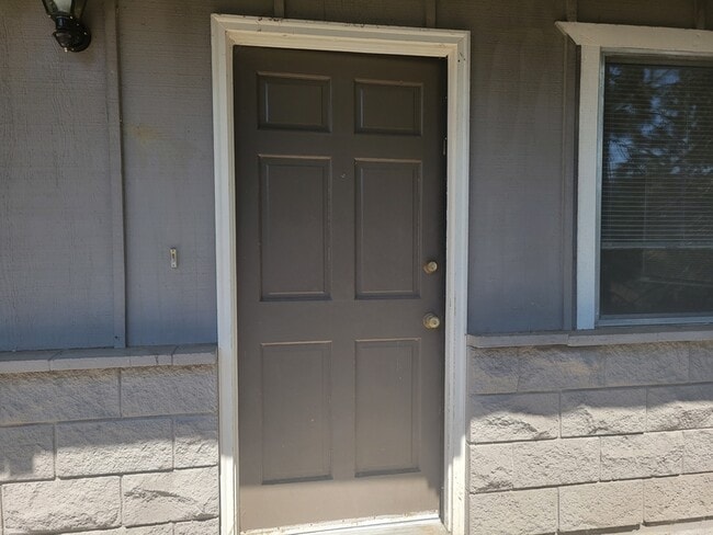 Building Photo - 400 NW Elm St