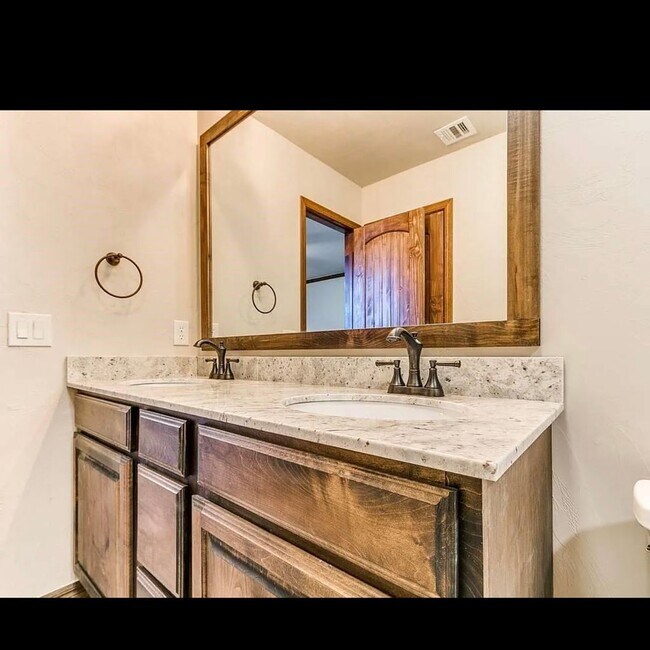 Building Photo - This Beautiful 2 story has all the updates, including granite, luxury vinyl plank, new cabinets ,...