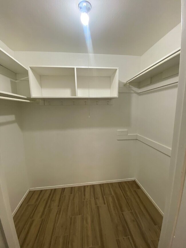 Building Photo - Charming 3 bedroom, 2 bath with Pool