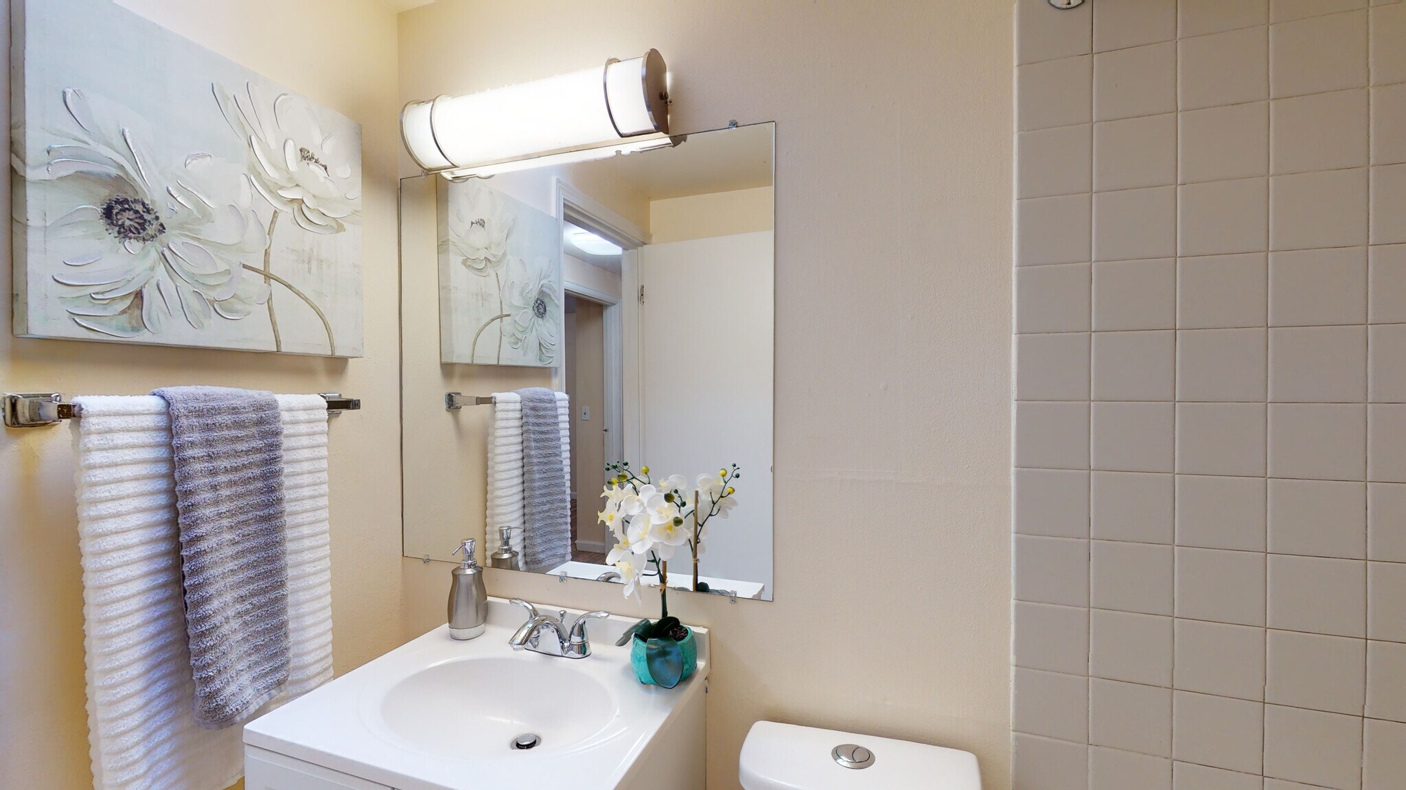 Main bathroom - 12405 NE 109th Pl