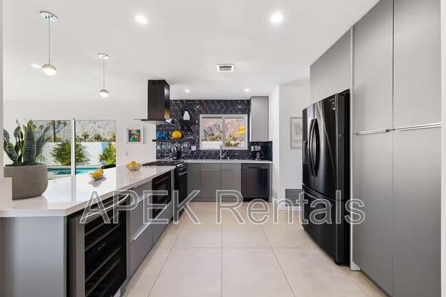 Building Photo - 945 N Buttonwillow Cir