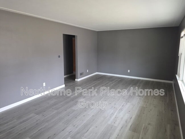 Building Photo - 3000 Dartmouth Dr