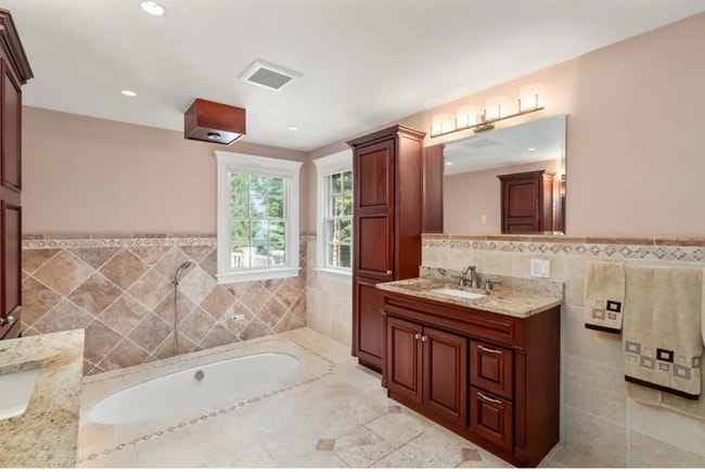 Building Photo - Entire house!!!! Luxury!!! Available Feb 1