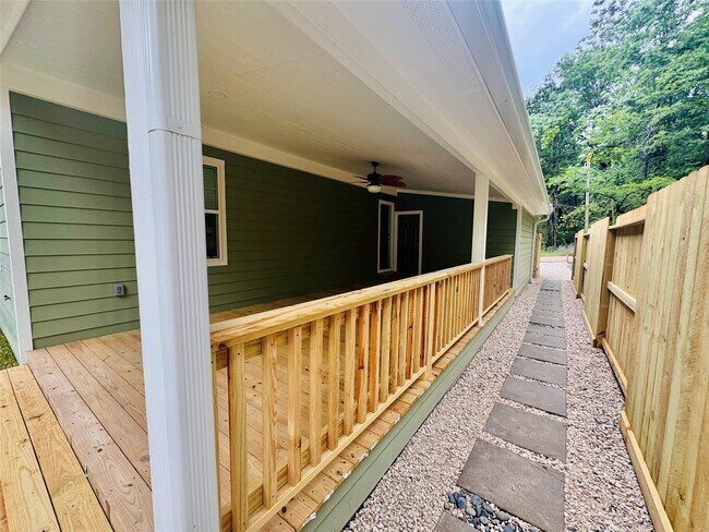 Building Photo - 20 Pine Trail