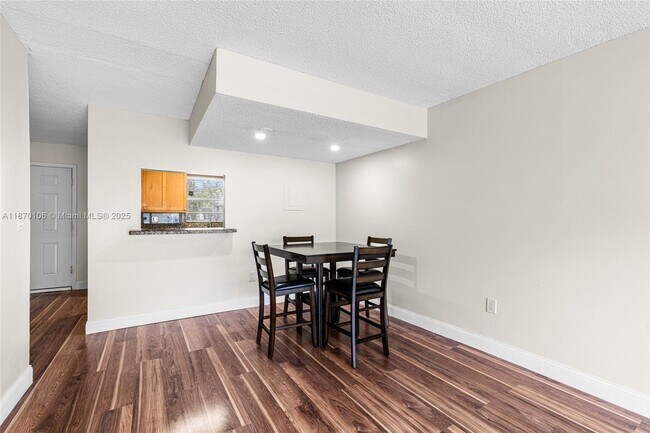 Building Photo - 9365 Fontainebleau Blvd