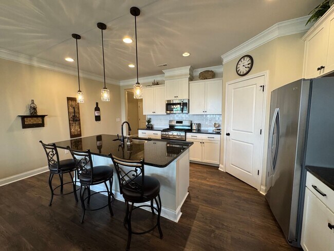 Building Photo - Beautiful 4 Bedroom Single Family Home