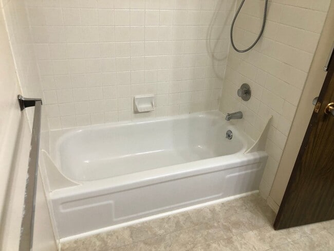 Building Photo - Great 2 bedroom 1 bathroom duplex in Springfield! MOVE IN SPECIAL!