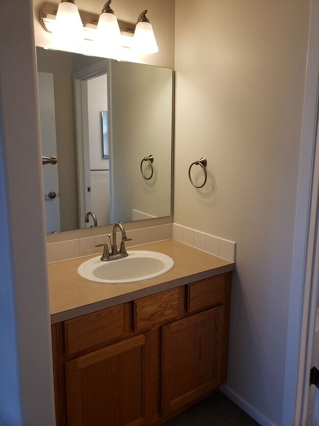 Building Photo - Beautifully Finished Home In A Great Location!