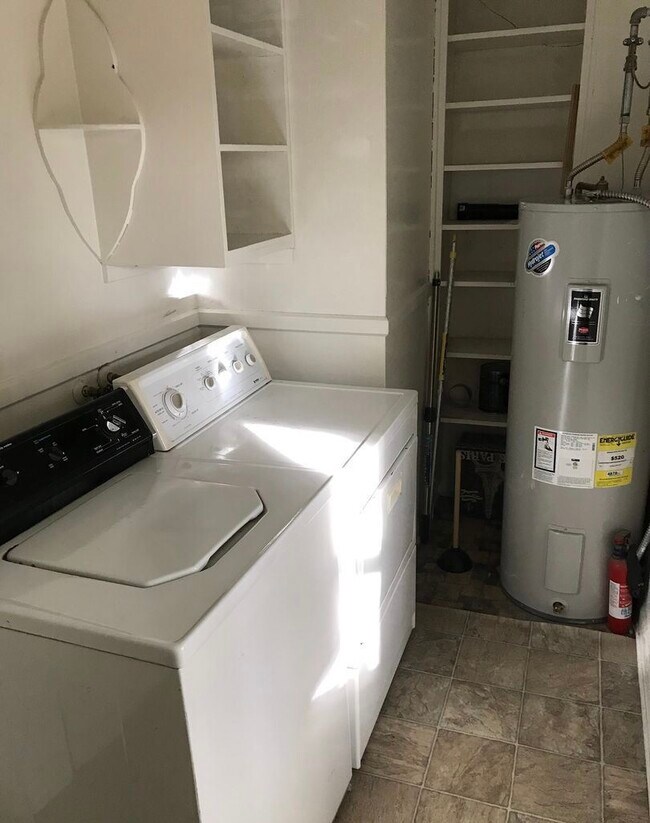 Building Photo - 213 N Almon St