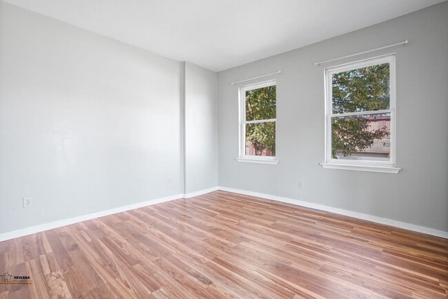 Building Photo - Quality 2 Bed 1.5 Bathrooms Home - Availab...