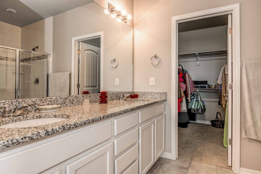 Primary bath - dual sinks & walk in closet - 5827 Morning Light Ter
