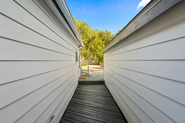 Building Photo - 402 Burlington Ave