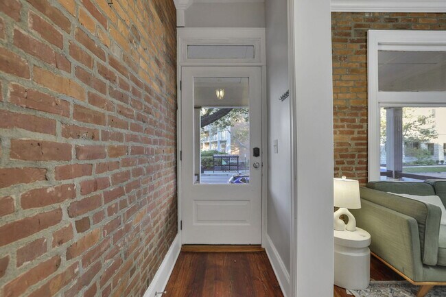 Building Photo - Stunning Restored 4BR Home Steps from Goodale Park & the Short North