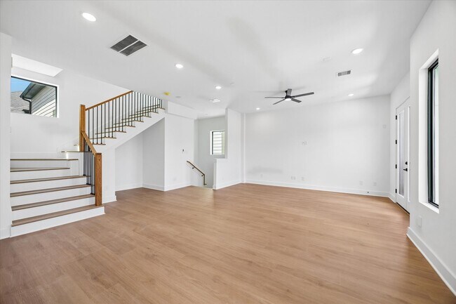 Building Photo - 1325 W 22nd St