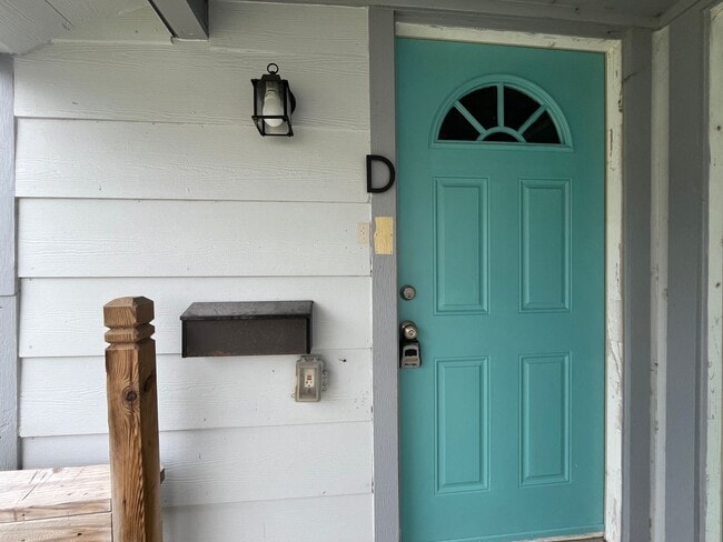 Building Photo - FIRST FLOOR UNIT WATER PAID!