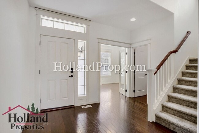 Building Photo - Spacious 4-Bedroom Portland Home with Fenced Yard, Fireplace & Modern Finishes!