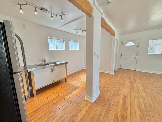 Building Photo - 256 W Valencia Ave