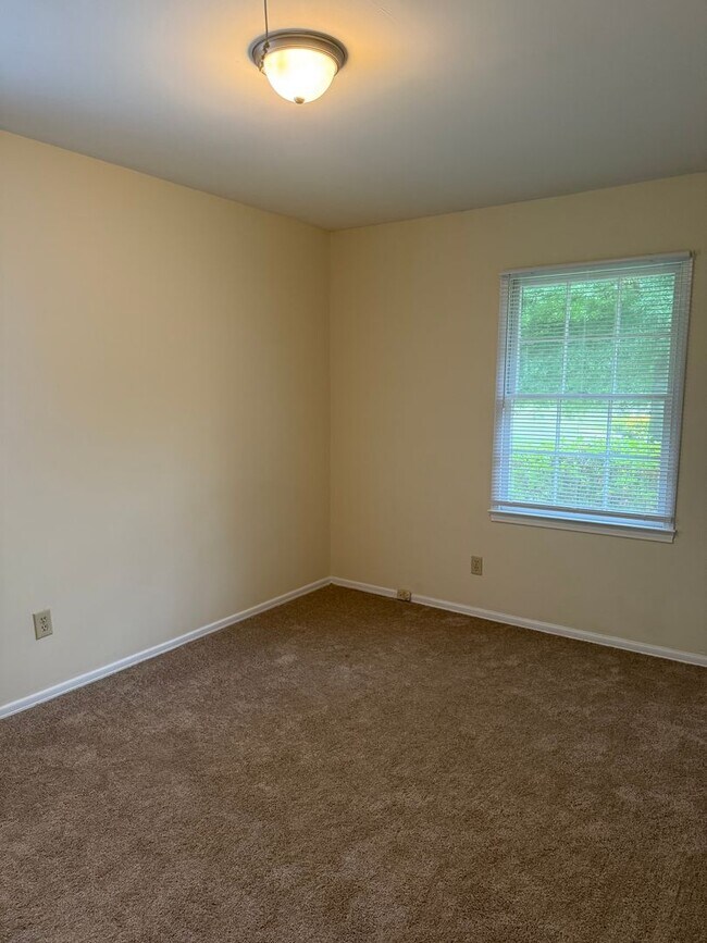 Building Photo - Adorable 3 Bedroom 1.5 Bath Off Regents Park Lane