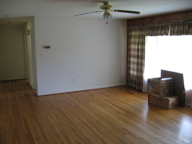 Building Photo - 307 Oak Grove Rd