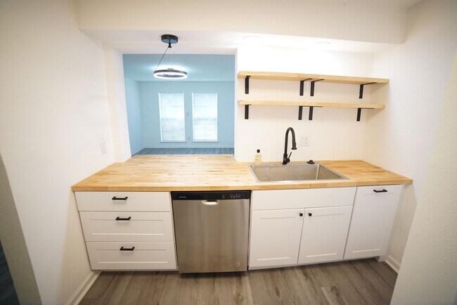 Building Photo - BEAUTIFULLY UPDATED 2 Bed / 1 Bath Condo o...