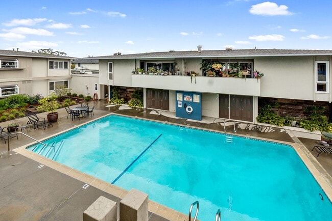 Building Photo - Unbeatable Location! Bright 1 Bed, 1 Bath ...