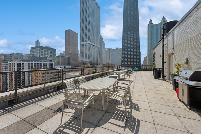 Building Photo - 253 E Delaware Pl