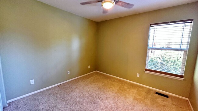 Building Photo - Fantastic 3 Bd 3 Bth + Office in Cherry Cr...