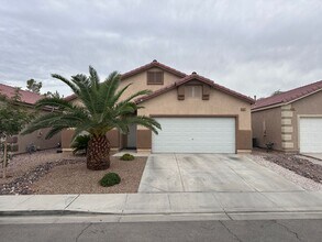 Building Photo - Spacious single story home w/3 beds, 2 bath, den, 2 car garage, near everything.