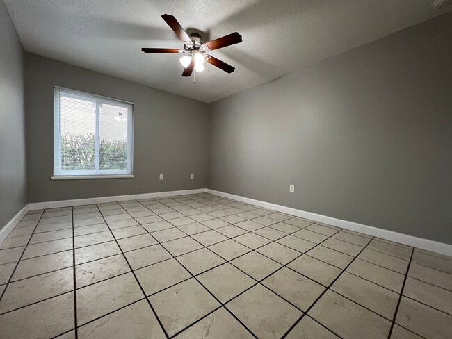 Building Photo - Altamonte Springs 1/1 Condo ~ Lakefront Community ~ Great Amenities!!