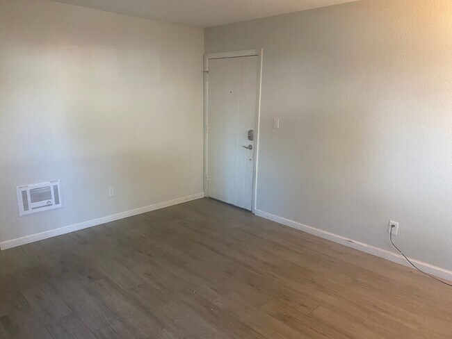 Building Photo - Santa Ana Junior 1 Bedroom 1 Bath Condo - Ground Floor - Gated - Pool/Spa