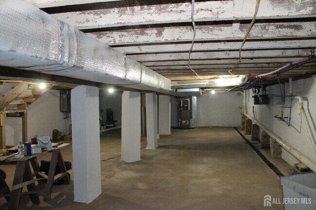 Building Photo - 519 Roosevelt Ave