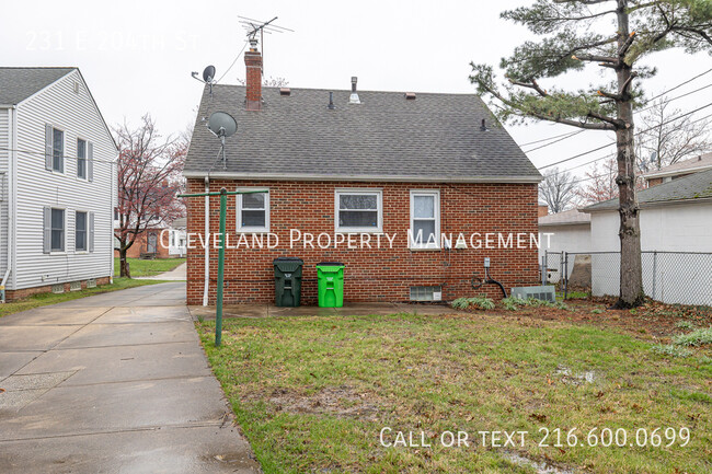 Building Photo - Charming Euclid Bungalow