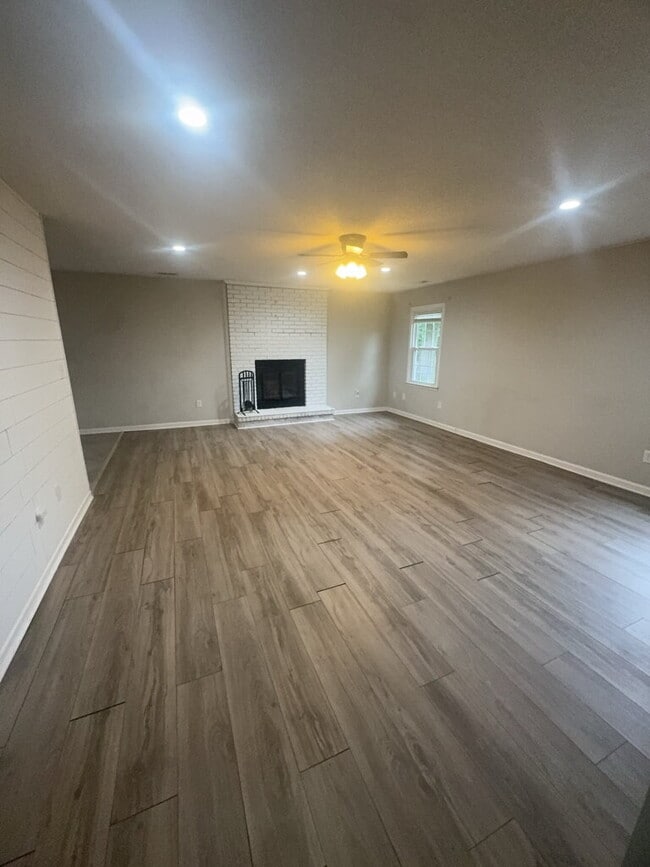 Building Photo - Charming 3 Bedroom, 2 Bath Home 710 Stonewall Avenue