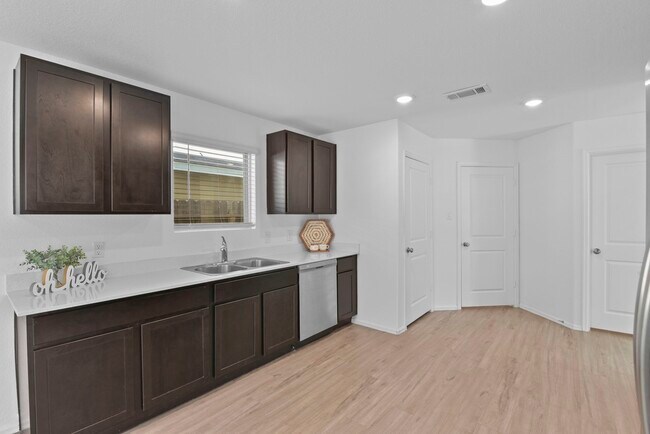 Building Photo - 18718 Clearwater Brk Dr