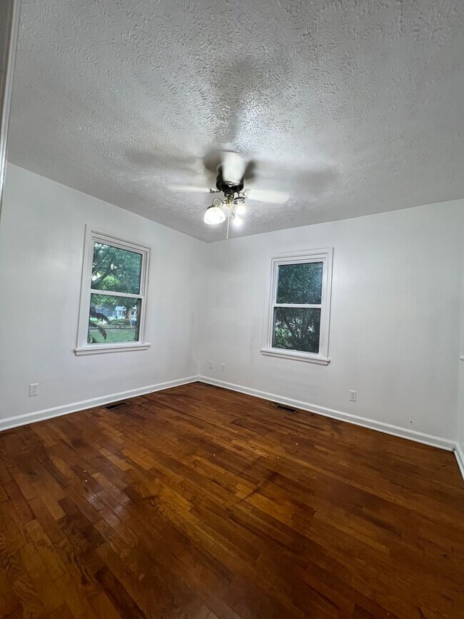 Building Photo - Beautiful 2 bedroom 1 bath 1 car garage