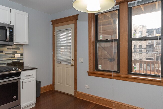 Building Photo - 3710 N Clark St