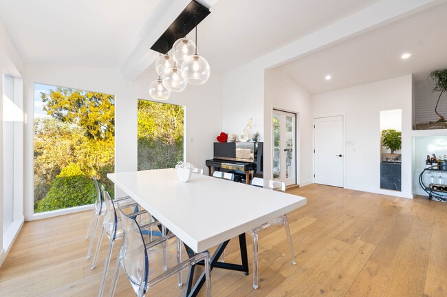 Building Photo - 3541 Multiview Dr