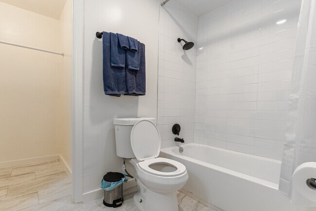 Building Photo - 2907 Woodrich Dr