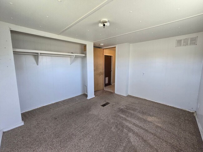 Building Photo - 2 bed, 1 bath Trailer House