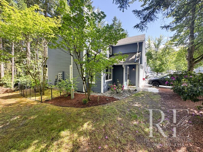 Building Photo - Townhome Convenience with the Feel of a Private Home